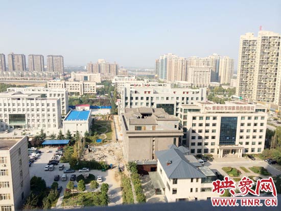 一座4層的建筑樓頂蓋上了四合院。