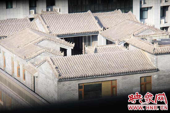 這座建筑里面的裝修奢華考究，門窗和吊頂均為紅木。