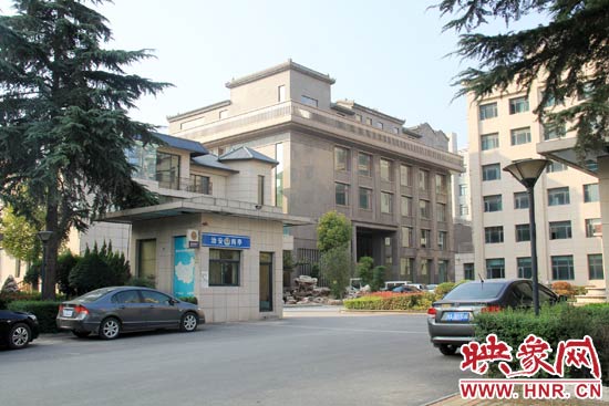 據(jù)這座建筑的一名工作人員稱，整座建筑為海龍集團所有，房屋建成之后用作公司紅木家具展示。