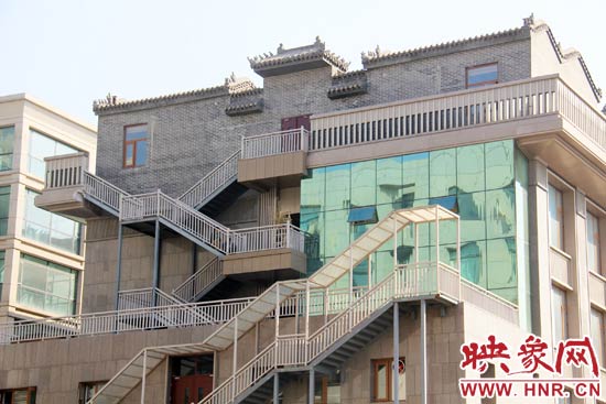 這座建筑的背面，已建好步梯。