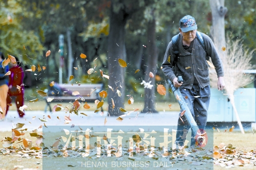 秋風(fēng)吹過(guò)，落葉滿地