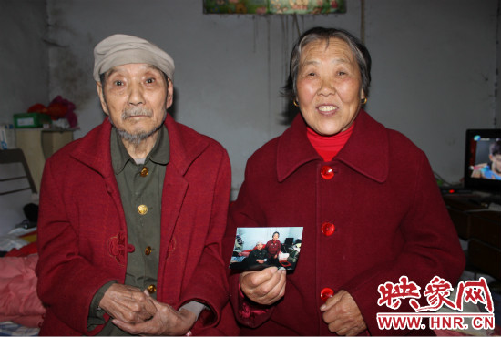 兩位老人的心愿就是能有一張金婚照。