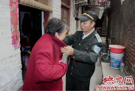 一馬路社區(qū)的巡防隊員們經(jīng)常前來幫助老人。