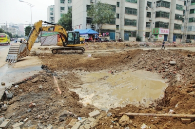 漢江路與行云路口，施工挖斷天然氣管道。