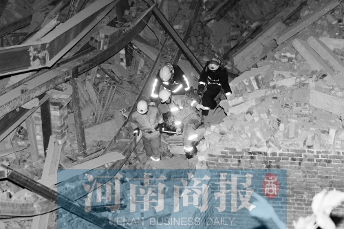 昨晚8點(diǎn)30分，消防員從廢墟中救出一名被埋者