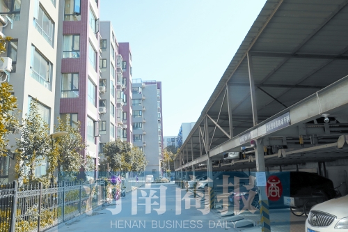 鄭州建設西路與工農路交叉口西北角附近一小區(qū)內，立體車庫已投入使用