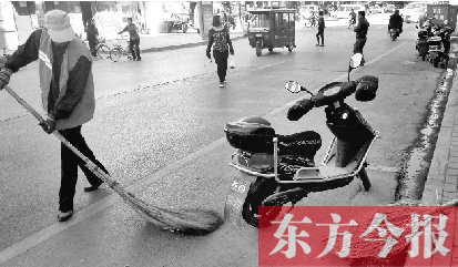 昨日，鄭州市中州大道上，穿梭于車流中上崗的環(huán)衛(wèi)工