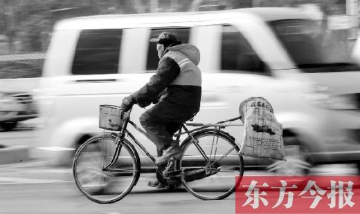 昨日，鄭州市中州大道上，穿梭于車流中上崗的環(huán)衛(wèi)工