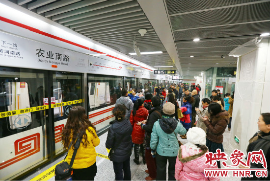 鄭州地鐵1號(hào)線載客量日均達(dá)22萬(wàn)人次。