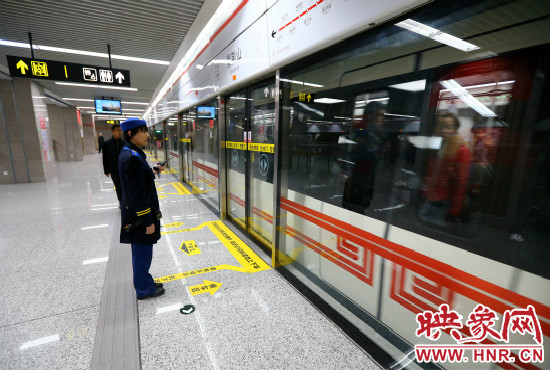 自11月29日起，鄭州地鐵將進(jìn)一步縮短行車間隔。