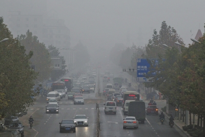 被霧、霾同時(shí)籠罩的市區(qū)道路