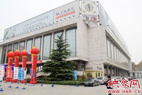 11月28日，記者從鄭州市政府獲悉，河南省人民會(huì)堂決定拆除違法存在10多年的巨型樓頂廣告。