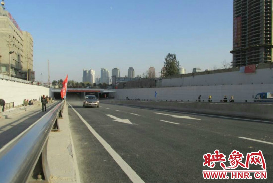 紅專(zhuān)路下穿中州大道隧道工程西起紅專(zhuān)路與姚寨路交叉口，東至紅專(zhuān)路與龍湖外環(huán)路交叉口。