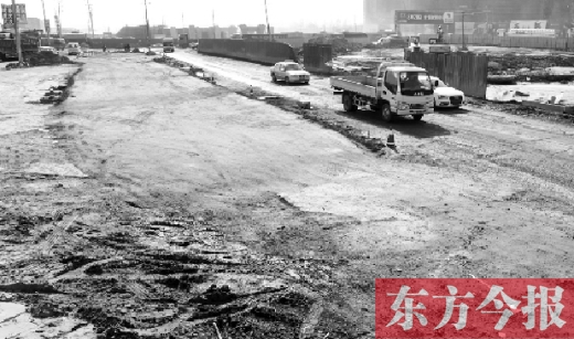 昨日，今報(bào)連續(xù)報(bào)道的鄭州南四環(huán)柴郭轉(zhuǎn)盤附近的大坑已基本填平
