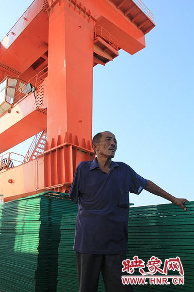 2014年7月31日，淅川縣九重鎮(zhèn)陶岔村獨(dú)臂護(hù)水員李進(jìn)群在淅川渠首。