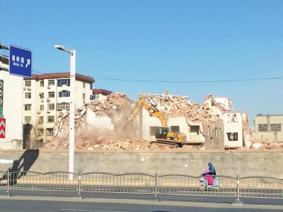 航海路秦嶺路口的閆垌村拆遷現(xiàn)場，看不到防塵措施。