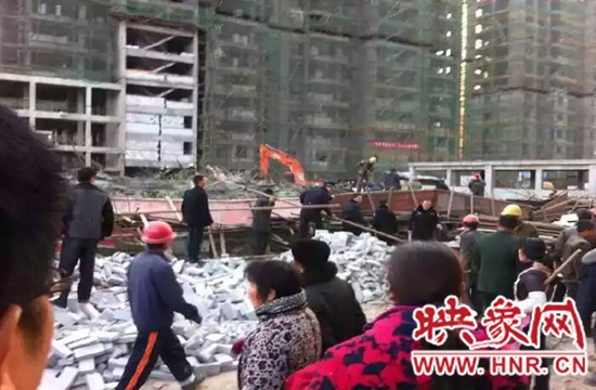 圖為事故現(xiàn)場情況，當?shù)厝罕姽﹫D。