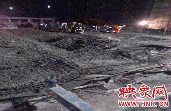 圖為事故現(xiàn)場情況，當?shù)厝罕姽﹫D。