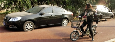 緊臨西三環(huán)一小區(qū)門口停的轎車，8輛車車胎被扎