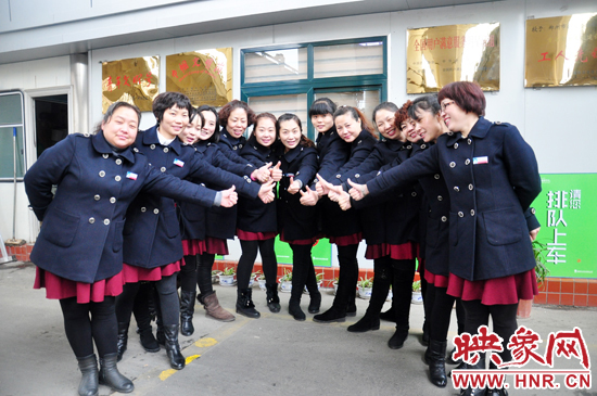 1月6日， 鄭州公交四公司一車隊104路公交線路的女車長們換上了新冬裝，讓人耳目一新。