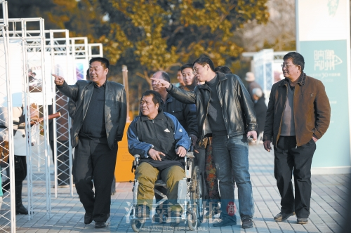 2009年9月15日，老鄰居們陪高新海游綠城廣場(chǎng) 井勇/供圖