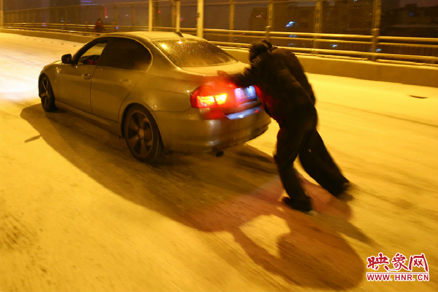 兩位“推車人”奮力的推著小車上橋。