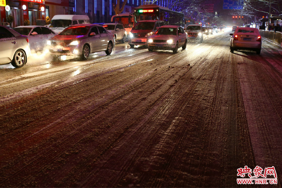 夜晚的雪路給出行的人們?cè)黾恿死щy。