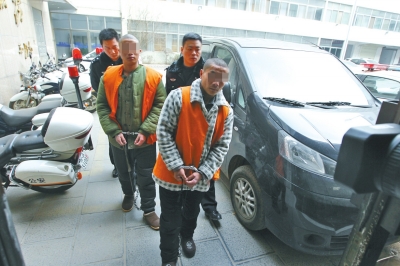 倆刑釋男子，冒充“富二代”，微信搜附近的人，專搶出入娛樂(lè)場(chǎng)所女性