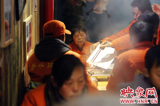 鄭州黃河路衛(wèi)生路附近一家火鍋店，宴請130名環(huán)衛(wèi)工人吃火鍋。