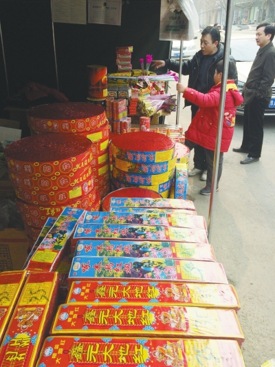 一家鞭炮攤兒前，只有少數(shù)人駐足購(gòu)買。