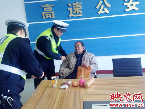 民警將老人帶回駐地。