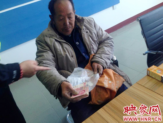 在把老人帶回駐地后，老人竟又從身上掏出幾千元現(xiàn)金要塞給民警。