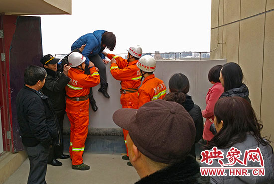 消防隊員和巡防隊員、民警將最后一名女子從樓頂救下。