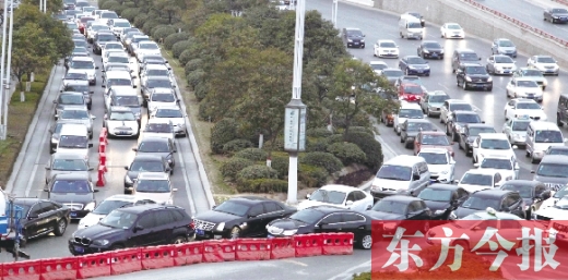 昨日，鄭州市福元路，車輛在僅剩的一條5米寬車道上堵得“不亦樂乎”