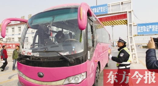 鄭州交警在鄭州黃河大橋安裝“機(jī)動(dòng)車緝查布控系統(tǒng)”嚴(yán)查違法運(yùn)輸行為，確保旅客安全。