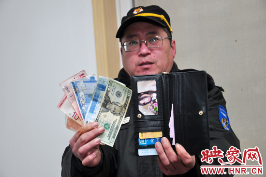 經(jīng)過上網(wǎng)查詢，巡防隊員確認(rèn)這些外幣相當(dāng)于180多元人民幣。