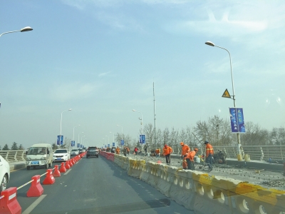 黃河公路大橋半幅封閉施工致?lián)矶?變巨型“停車(chē)場(chǎng)”