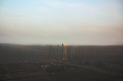 鄭州遇“平流霧”，上空晴朗，城市被黑霧籠罩