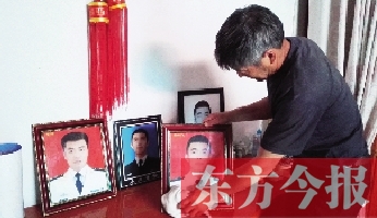 沉浸在悲痛之中的魯有海，擦拭著孩子的遺照