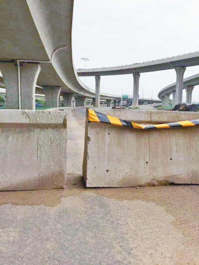  京廣快速路北延地面道路北三環(huán)入口處，一排石墩擋道，不讓入內(nèi)。