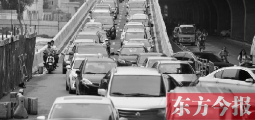 昨日，鄭州市大學(xué)路與隴海路交叉口處，因封閉施工，現(xiàn)場(chǎng)堵成停車場(chǎng)