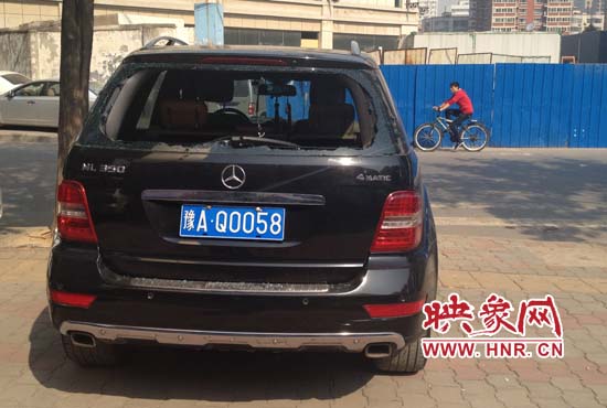 奔馳車夜停路邊被砸，損失萬元以上