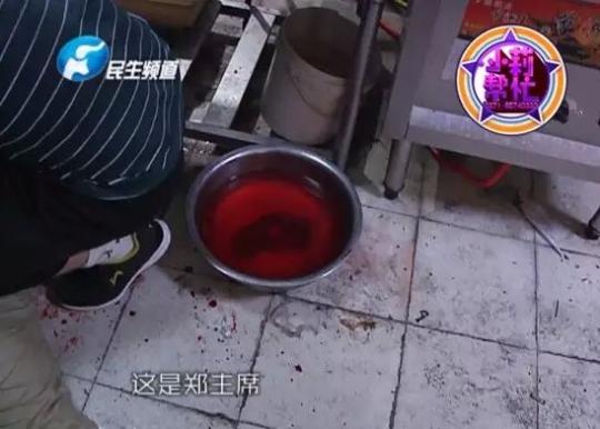 老板竟突然在廚房內(nèi)割腕自殺!發(fā)現(xiàn)意外情況后，小莉趕緊對傷者進(jìn)行包扎，并撥打了120急救電話。