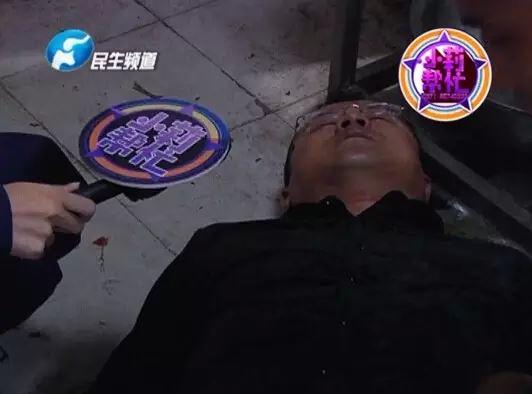 老板竟突然在廚房內(nèi)割腕自殺!發(fā)現(xiàn)意外情況后，小莉趕緊對傷者進(jìn)行包扎，并撥打了120急救電話。