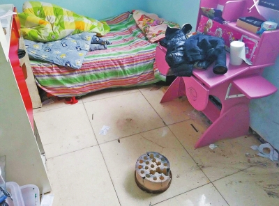 在理發(fā)店死者居住的臥室內(nèi)，地上放有一個(gè)大煤球。