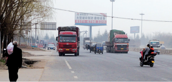 距離事故現(xiàn)場不遠，仍有人騎電動車帶著孩子橫穿馬路