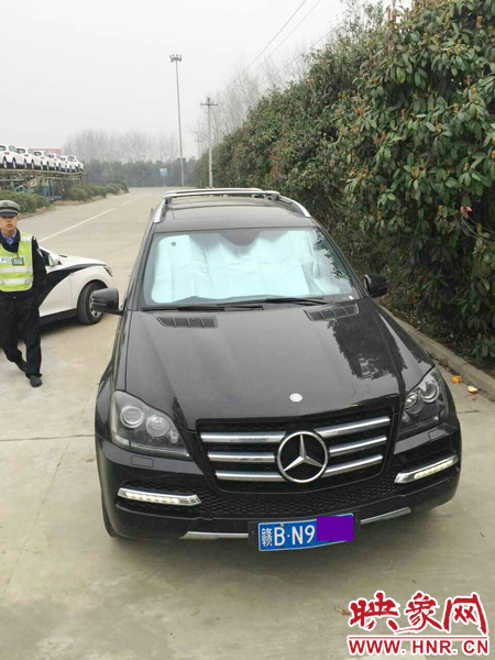 江西男子奔馳車中睡覺一氧化碳中毒，周口高速交警及時發(fā)現(xiàn)。