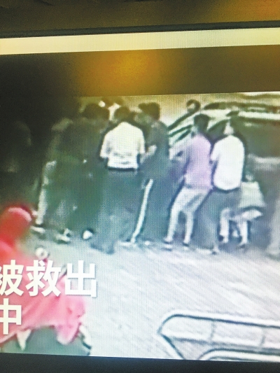 溫暖！女子鄭州街頭被卷入車底 大伙抬車施救