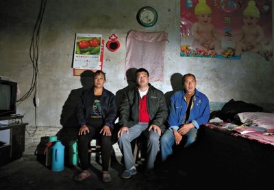 10月18日，自鋸病腿的鄭艷良所在的保定市清苑縣東臧村，有多家農(nóng)戶大病難醫(yī)，村民王新建（中）得了白血