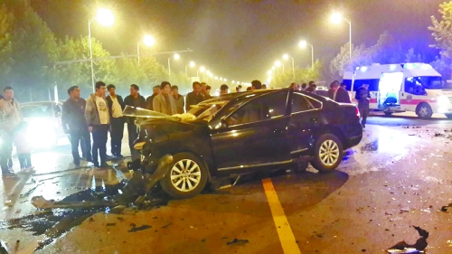 車禍發(fā)生在鄭開大道路中央雙黃線附近,現(xiàn)場狀況慘烈。